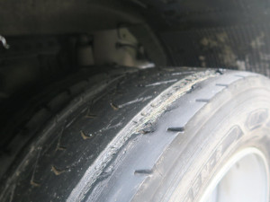 Řidič s kamionem vjel pod viadukt a vůz poškodil. Měl navíc ojeté gumy a porušil dobu jízdy