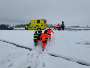 Nehoda na obchvatu Chýnova. Hasiči museli řidičku z auta vyprostit