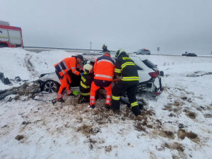 Nehoda na obchvatu Chýnova. Hasiči museli řidičku z auta vyprostit