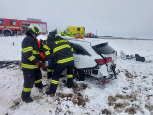 Nehoda na obchvatu Chýnova. Hasiči museli řidičku z auta vyprostit