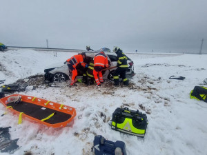 Nehoda na obchvatu Chýnova. Hasiči museli řidičku z auta vyprostit