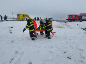 Nehoda na obchvatu Chýnova. Hasiči museli řidičku z auta vyprostit