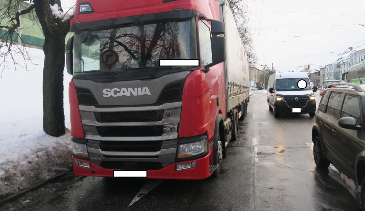 Řidič s kamionem vjel pod viadukt a vůz poškodil. Měl navíc ojeté gumy a porušil dobu jízdy