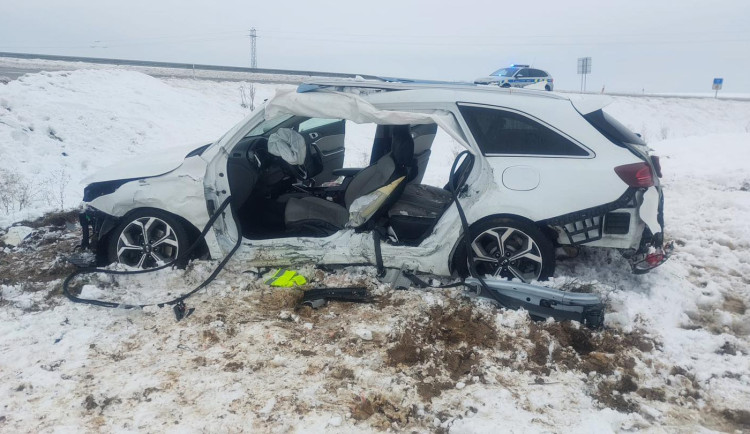 Nehoda na obchvatu Chýnova. Hasiči museli řidičku z auta vyprostit