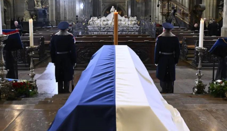 Orlík se loučil s Karlem Schwarzenbergem zataženou oblohou a zimní krajinou