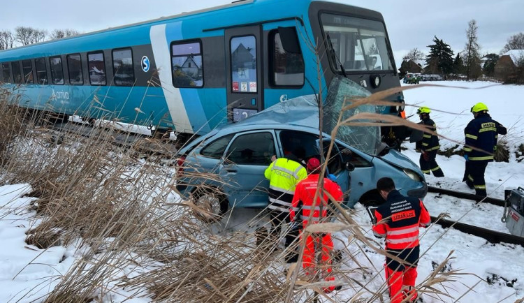 Na Písecku se srazilo auto s vlakem. Řidič vozu nehodu nepřežil