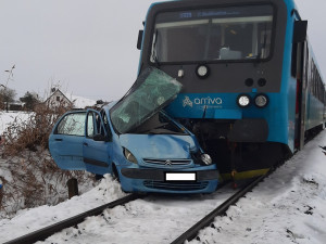 Na Písecku se srazilo auto s vlakem. Řidič vozu nehodu nepřežil