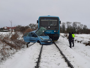 Na Písecku se srazilo auto s vlakem. Řidič vozu nehodu nepřežil