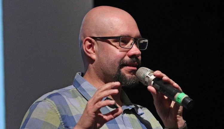 KOMENTÁŘ: Jak zvýšit důvěru v politiku