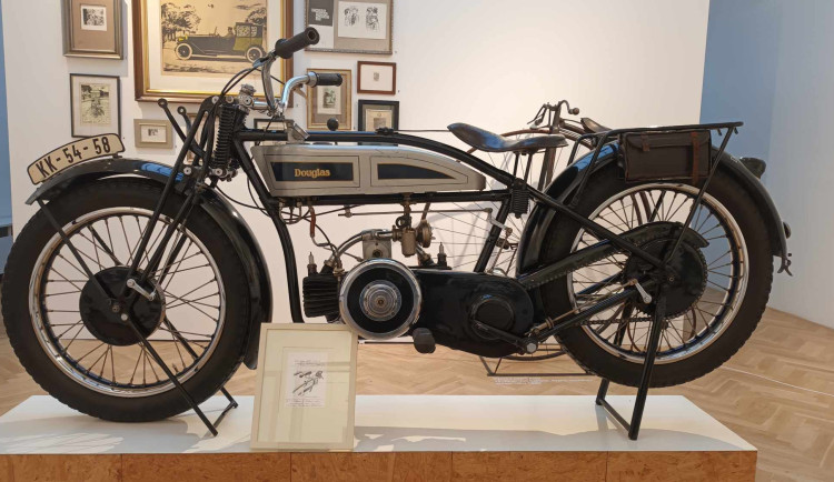 VIDEO: Poezie techniky. Výstava v prostějovském muzeu představuje výtvarníka Kamila Lhotáka