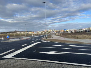 Město otevřelo propojku Máje a ulice Na Sádkách. Na protažení do Litvínovic se pracuje