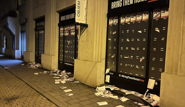 Z výlohy Muzea umění v Olomouci někdo strhal portréty Izraelců unesených teroristy z Hamásu