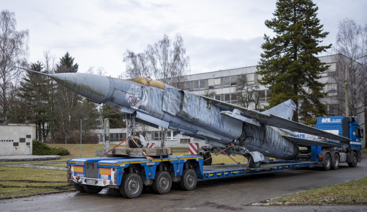 Jihočeské letiště nemá zájem o stíhačku MiG-23, která stála u vjezdu do areálu