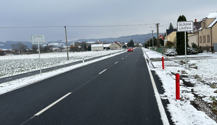 Obyvatelé Dlouhé Loučky se dočkali nové silnice. Na jaře hejtmanství opraví také křižovatku