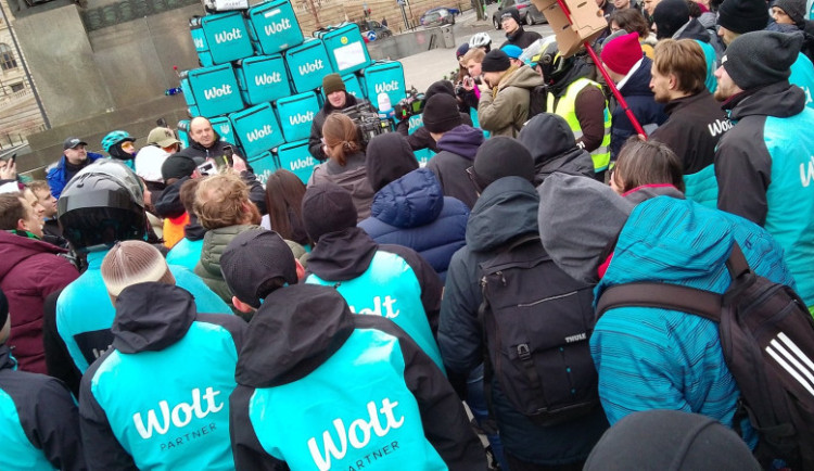 size4-size4-16752569338001-241-video-wolt-bida-kuryri-protestovali-v-centru-prahy-kvuli-nizkym-platum