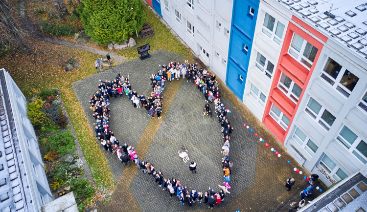 VIDEO: Studenti olomouckého gymnázia nazpívali nový klip. Píseň je spojená se sbírkou pro nemocné