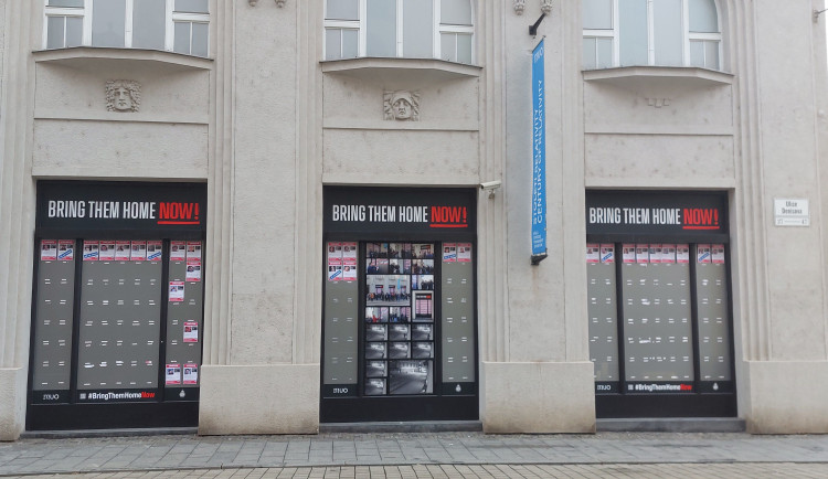 Olomoucké Muzeum umění vyvěsilo fotky muže, který strhal plakáty lidí unesených teroristy z Hamásu