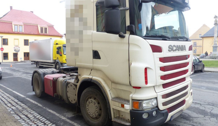 Řidič kamionu pod vlivem pervitinu a opiátů srazil v Javorníku seniorku. Vrtulník ji transportoval do nemocnice