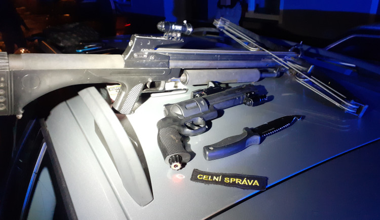 VIDEO: Zdrogovaný řidič ujížděl u Litovle před celníky dvoustovkou. Chytili ho až po varovném výstřelu