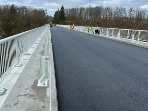 Most přes Otavu u Zvíkovského Podhradí slouží řidičům