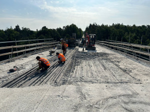 Most přes Otavu u Zvíkovského Podhradí slouží řidičům