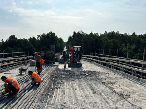 Most přes Otavu u Zvíkovského Podhradí slouží řidičům
