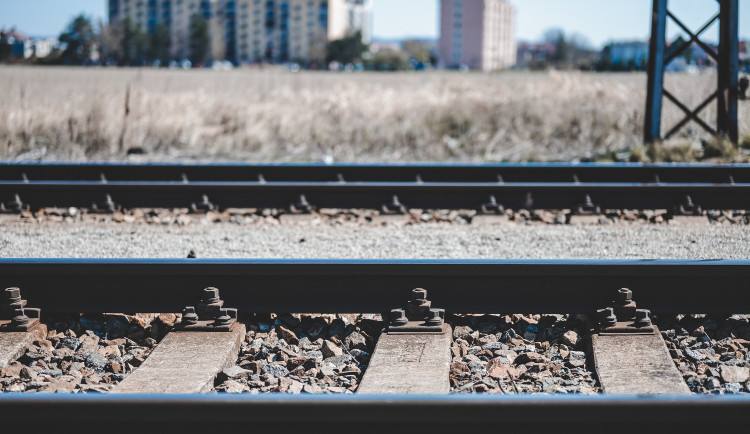 Opilý řidič havaroval s autem. O pár hodin později řídil vlak