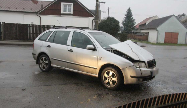 Mohutný výbuch zábavní pyrotechniky zničil v Pňovicích kapotu auta, přední sklo a okna v okolí