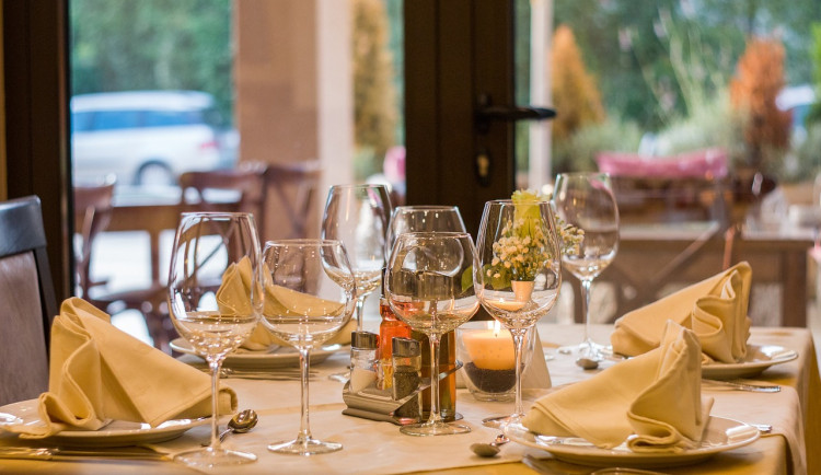 Do restaurace na Štědrý den chodí stále více Čechů, zájem je ale spíš o obědy