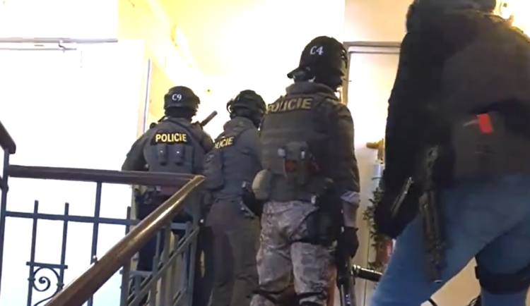 VIDEO: Čtrnáctiletý žák z Olomoucka napsal, že vystřílí školu. Zasahovala policie, šlo o hloupý žert