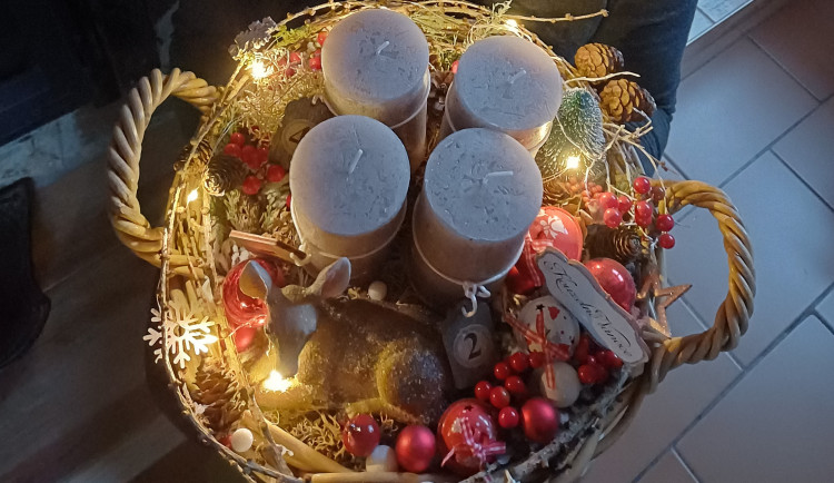 Sestřička z ARO jesenické nemocnice vyrábí krásné vánoční ozdoby. Zásobuje kolegyně ze všech oddělení