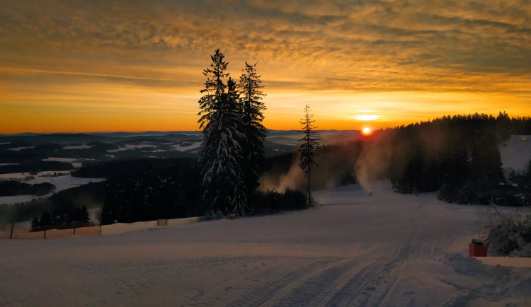 Skiareál Lipno láká na sníh a vánoční program.
