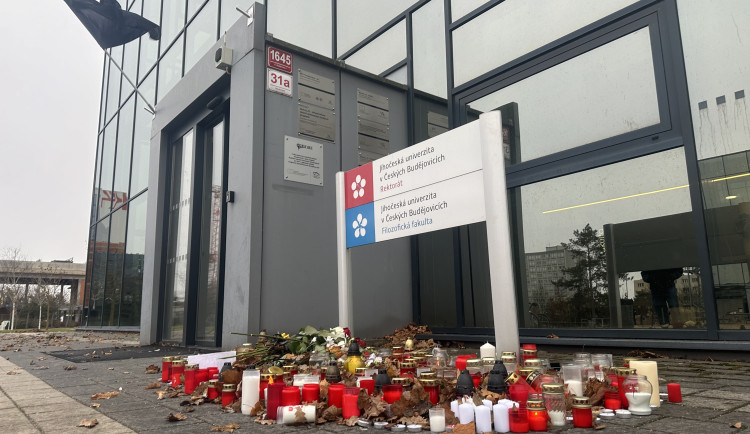 Jihočeská univerzita uctila oběti čtvrteční tragédie smutečním shromážděním