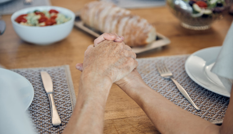 Ani lidé bez domova nepřijdou o Vánoce. Charita Olomouc pro ně připravila stromeček i dárky