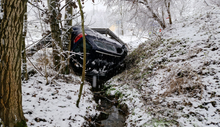 Těžký sníh lámal stromy, u Hluboček měl nehodu osobní vlak. Hasiči mají už přes 120 výjezdů