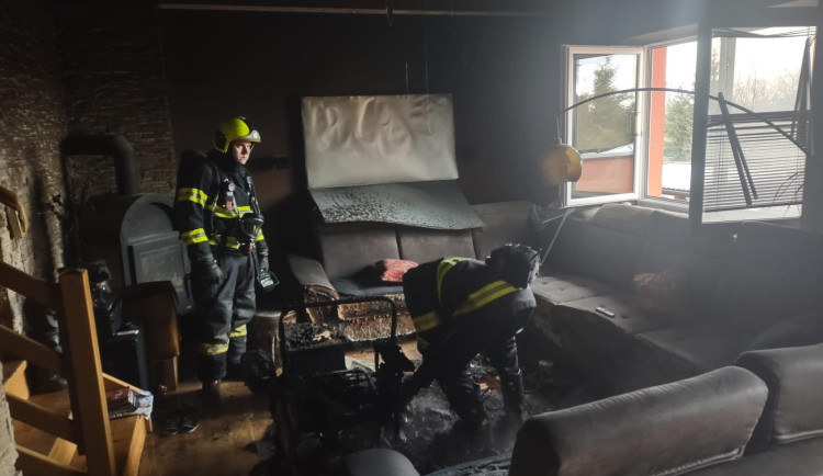 Padající stromy, požár v obývacím pokoji, ale i zavalení koně. Hasiči se na Štědrý den nezastavili