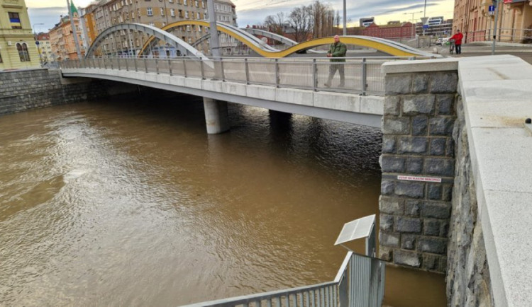 Olomouc vzdoruje vodě. Cyklostezka u myší díry je zaplavená, protipovodňová opatření však fungují
