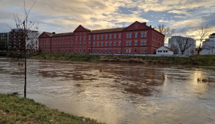 V Olomouci byl chvíli stav ohrožení. Morava vystoupala na třetí stupeň, nyní už hladina klesá