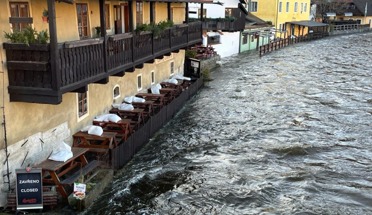 V Českém Krumlově stoupla Vltava na druhý povodňový stupeň, město má připravené pytle