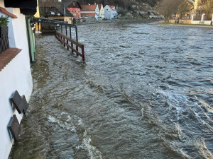 V Českém Krumlově stoupla Vltava na druhý povodňový stupeň, město má připravené pytle
