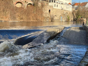 V Českém Krumlově stoupla Vltava na druhý povodňový stupeň, město má připravené pytle