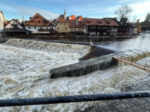 V Českém Krumlově stoupla Vltava na druhý povodňový stupeň, město má připravené pytle