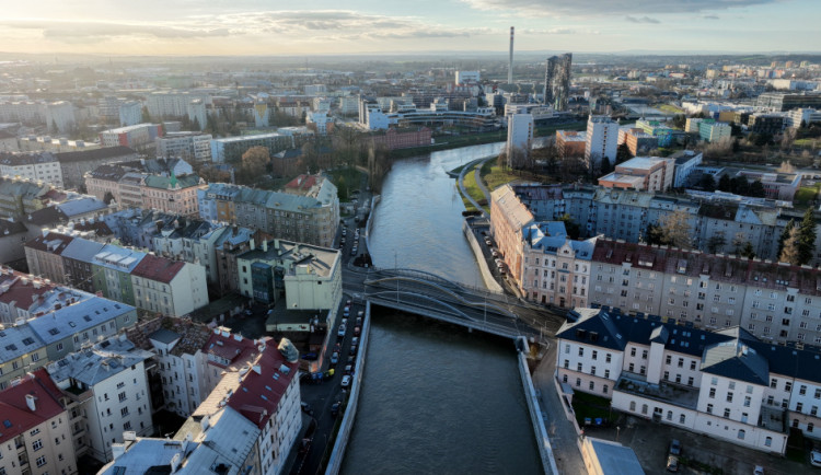 Olomoucká náplavka, kterou zalila voda, zůstává dál zavřená. Musí projít kontrolou a úklidem