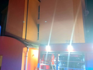 Ve Větřní hořel dům s pečovatelskou službou. Záchranáři ošetřili devět lidí