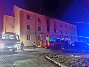 Ve Větřní hořel dům s pečovatelskou službou. Záchranáři ošetřili devět lidí