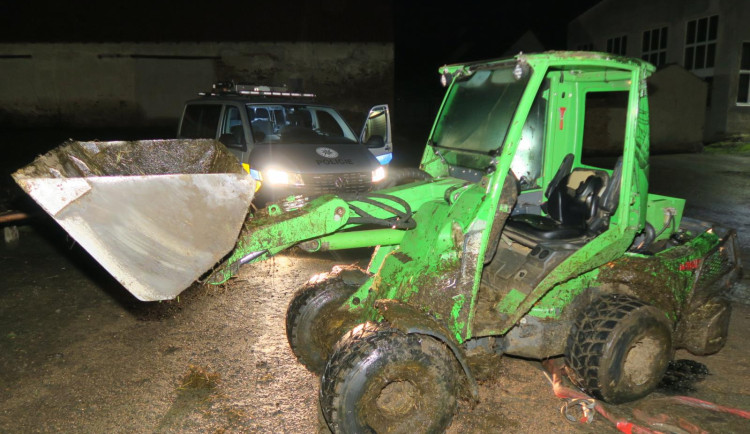 Muž vjel s nakladačem na pole, kde se převrátil. Nehodu nepřežil