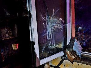 Na sídlišti začal od vánočního stromku hořet byt. Tři lidé se zranili