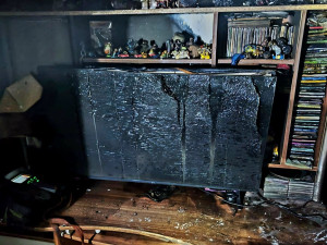 Na sídlišti začal od vánočního stromku hořet byt. Tři lidé se zranili