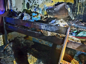 Na sídlišti začal od vánočního stromku hořet byt. Tři lidé se zranili