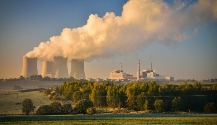 Jaderné elektrárny Dukovany a Temelín měly loni nižší výrobu kvůli modernizaci
